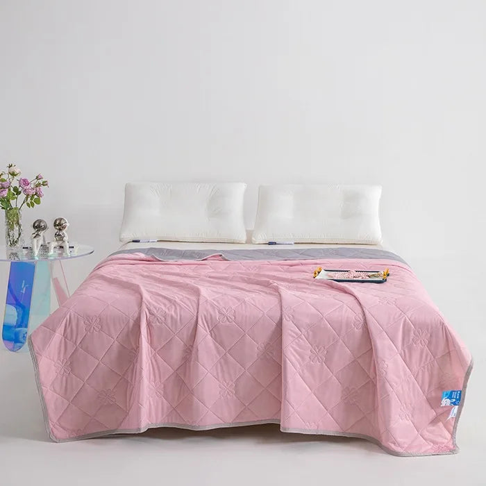 Cooling Mint Silk Quilt for Summer Comfort and Relaxation