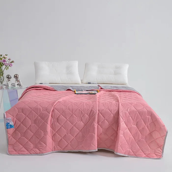Cooling Mint Silk Quilt for Summer Comfort and Relaxation