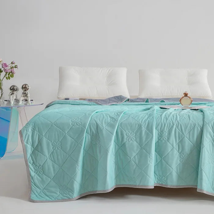 Cooling Mint Silk Quilt for Summer Comfort and Relaxation