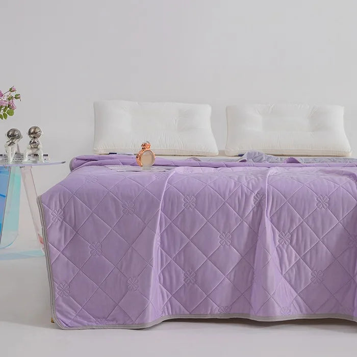 Cooling Mint Silk Quilt for Summer Comfort and Relaxation